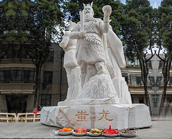 云南石雕黃帝、炎帝、蚩尤雕塑安裝效果展示