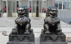 銅獅子雕塑應(yīng)該怎樣擺放？
