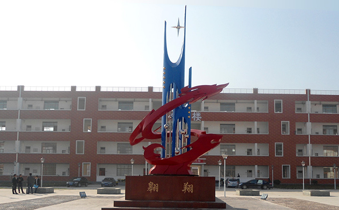 不銹鋼雕塑制作完成之后，需要對(duì)表面進(jìn)行打磨噴漆，這樣才可以獲得想要的表面效果，不銹鋼雕塑打磨噴漆有一些注意事項(xiàng)，下面給大家介紹一下。